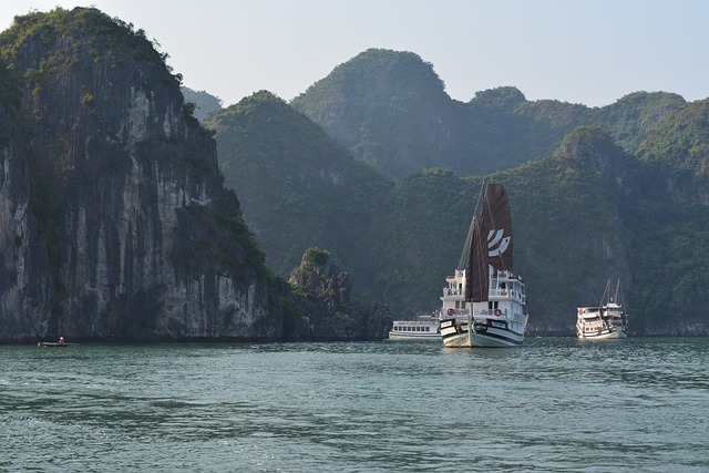 ha-long-bay-2404435_640